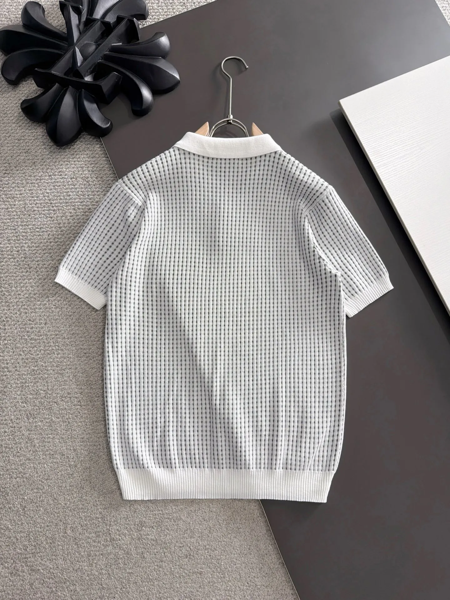 Shipping next day TR high quality - The Row 26ss New Arrival men's short-sleeved T-shirt. Like LP and BC, it belongs to the same old-money style top-notch light luxury brand. The New Arrival Original men's casual short-sleeved shirt is made of combed cotton yarn knitted imitation cotton fabric. Exclusive Premium custom-controlled raw materials. 14-needle precision knitting. The iconic waffle soul is woven. The three-dimensional texture flows with subtle light and shadow. Viewed from a distance, it is introverted. It shows when you touch it closely. It feels substantial when weighed. The upper body is also more textured than ordinary T-shirts. Fashionable Versatile Hot Sale. It is skin-friendly and comfortable to wear. Premium boutique. The upper body is made of Factory's fine workmanship. A must-have item for men. Complete with three standards. Sizes M-3XL